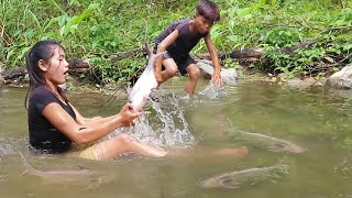 Skills catch fish in river for food of survival  Fish salt grilled with chili sauce for lunch [upl. by Adieno]