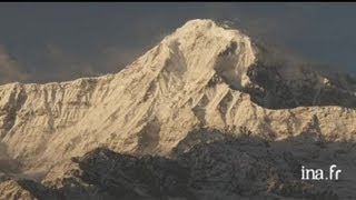 Népal  mer de nuages dans lHimalaya [upl. by Madden]