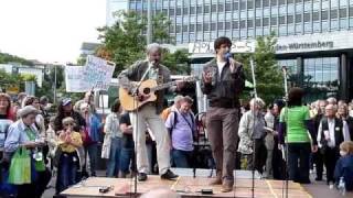 Ufuk Gacipa auf der Montagsdemo mit dem Song quotStuttgart Steh Aufquot Song gegen Stuttgart 21 [upl. by Ludovika]