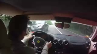 Salva la vida 2 veces en un segundo conduciendo un Ferrari F430 [upl. by Trillby]