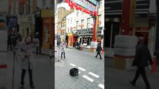 Rayan chante dans les rues de Londres Whitney Houston [upl. by Acie]