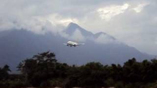 737300 Cayman Airways Landing in La Ceiba Honduras [upl. by Notsehc]