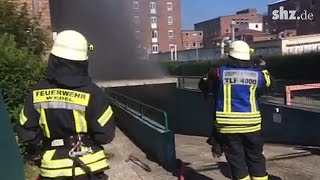 Brand in Wedel – Auto fängt in Tiefgarage Feuer [upl. by Ynohtnael424]