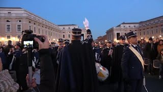 La banda della Gendarmeria Vaticana suona gli inni italiano e della Santa Sede in a San Pietro [upl. by Darla]