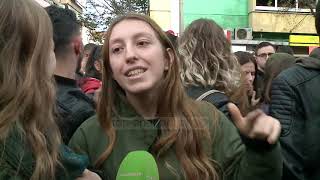 Protesta e studentëve qeveria tërhiqet nga tarifimi i provimeve të mbartura  Top Channel Albania [upl. by Joby]