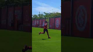 IVAN DE VOLTA Goleiro Colorado está correndo ao redor do gramado do CT [upl. by Fulmis142]