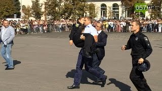 В Харькове девушкаполицейский потеряла сознание [upl. by Enirehtacyram]