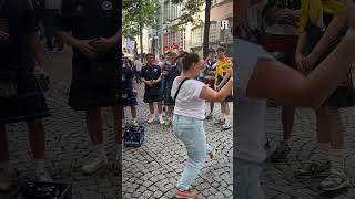 EM in Köln Schottische Fans mit Dudelsack und Tanzeinlage [upl. by Karil]