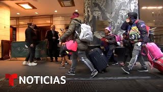 Empieza el desalojo de las familias de migrantes en los refugios de Nueva York  Noticias Telemundo [upl. by Wack]