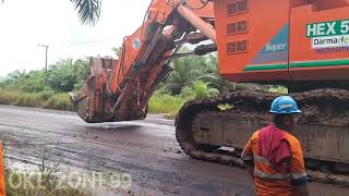 HITACHI 25005 SHOVEL MOVING WITH SLEIPNER TRANSPORT SYSTEMUNLOAD FROM LCT [upl. by Drarreg]