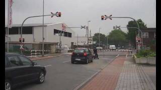 Bahnübergang quotNeuenhofstraßequot Duisburg  Züge treffen sich auf Bahnübergang [upl. by Anaihk]