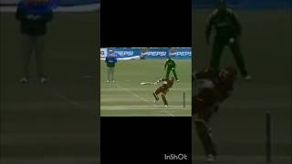 Brutal Bowling Of Shoaib Akhter to Brain LaraShoaib Akhter vs Brain Lara [upl. by Sileray612]