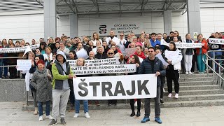 Zdravstveni djelatnici Opće bolnice u Bjelovaru štrajkaju ispred ustanove [upl. by Yniar989]