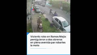 Violento robo en Ramos Mejía persiguieron a dos obreros en plena avenida para robarles la moto [upl. by Lakin907]