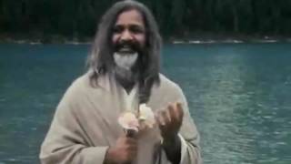 Méditation Transcendantale  Maharishi Mahesh Yogi au Lac Louise Canada 1968 CC FR [upl. by Yriek]