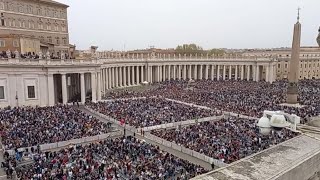 Pasqua 2024 piazza San Pietro gremita di fedeli [upl. by Aynotal]