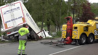 04052020  VN24  Sattelzug rutscht nach Kollision in Antfeld einen Abhang runter [upl. by Joly]