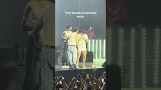 Tony Effe finisce il concerto in mut4nde trapitaliana tonyeffe concerto vestiti funny [upl. by Draner]