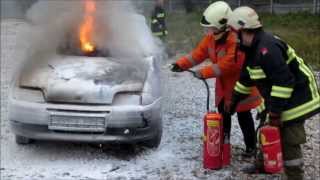 Autobrand mit Feuerlöscher bekämpfen [upl. by Nauqad]