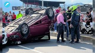 Persecución policial a presuntos asaltantes terminó en accidente en la autopista Sur Oriental [upl. by Ruphina49]