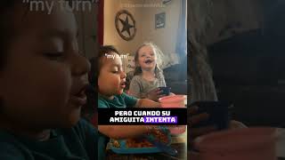 ¡Niña aprende a eructar y su amiga lo intenta con resultado hilarante 🤣 [upl. by Araek]