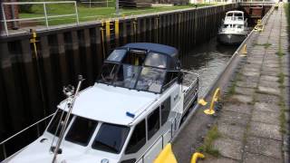 Schleusen mit dem Hausboot in Mecklenburg [upl. by Anihsit]