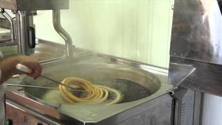 Máquina de churros semiautomática haciendo rosca de churros [upl. by Eimor]