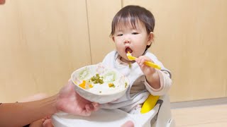 【12ヶ月】初めてのスプーン食べに挑戦！かなり上手に食べれてびっくり！！！ [upl. by Leibman845]