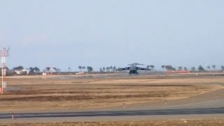 東日本大震災 被災地救援で仙台空港に飛来したアメリカ空軍の大型輸送機 [upl. by Reimer252]