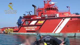 La Guardia Civil rescata a 10 inmigrantes atrapados bajo un muelle del puerto de Algeciras [upl. by Metts]