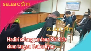 DATANG KE SIDANG PERDANA RIA RICIS CIUM TANGAN TEUKU RYAN [upl. by Inez]