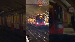 Hammersmith amp city line train arriving at Baker Street station [upl. by Marvin]