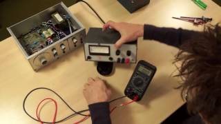 Demonstratie Elektrische spanning meten met een multimeter [upl. by Butler842]