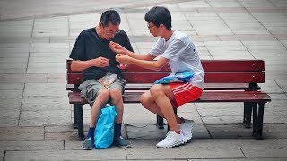 When a sick old man is eating hardly in public 当人们在街头遇到进食不便的他，有人主动帮他做了这件事 [upl. by Alyel]