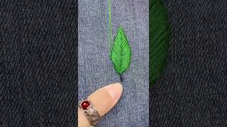 Cómo remendar jeans con bordado de hojas  Cómo arreglar pantalones de jean con bordados fáciles [upl. by Yuma]