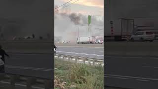 Explota estación de servicio y vuelan escombros por el aires [upl. by Anahsirk]