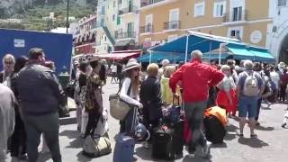 Ponte del 2 giugno folla di turisti a Capri Lunghe file ovunque [upl. by Pump]