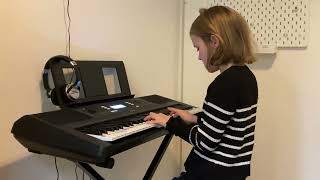 Femke oefent met 2 handen op de piano [upl. by Gabriellia]