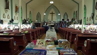 Reportage  Léglise de Carillon transformée en friperie et bazar [upl. by Calvano160]