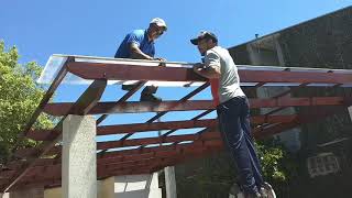 Passo a passo de como instalar uma cobertura de policarbonato em pergolado de madeira  Polysolution [upl. by Aldarcie357]