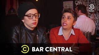 Ligue con La Kikis en Bar Central  StandupEnComedy [upl. by Ledniahs645]