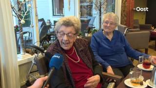 Huize Herfstzon Goor hangt aan haar lippen als oma mondharmonica kerstliedjes speelt [upl. by Yclehc]