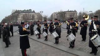 Paris la garde républicaine joue du tambour Arc de Triomphe [upl. by Amrak996]