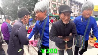 阿義假扮乞丐在市集遇到一位穿著單薄的大爺，直接帶90歲爺爺去買衣服和肉！【阿義走鄉村】 [upl. by Etnod]