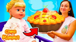 Cosa fanno i bambini mentre mamma prepara la torta Video con le bambole e giochi di cucina [upl. by Charley943]