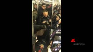 Aggressione razzista a colpi di ombrello lepisodio nella metro a New York [upl. by Marjie]