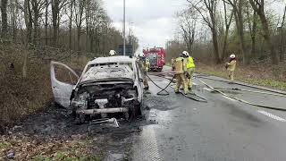 Kleine bestelwagen volledig uitgebrand op afrit E40 in Oostkamp [upl. by Laeno]