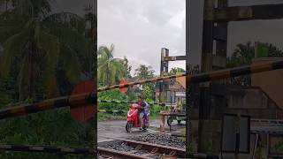 Busy Rail gate opening scenerailwaysgate traintravel railwaygate railgate trainjourney [upl. by Leicam820]