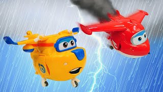 Jett affronta una tempesta Video con gli aerei giocattolo Super Wings giocattoli [upl. by Veljkov]