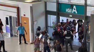 MANIFESTANTS ENVAHISSENT AEROPORT MARTINIQUE PART 2 [upl. by Gordon474]